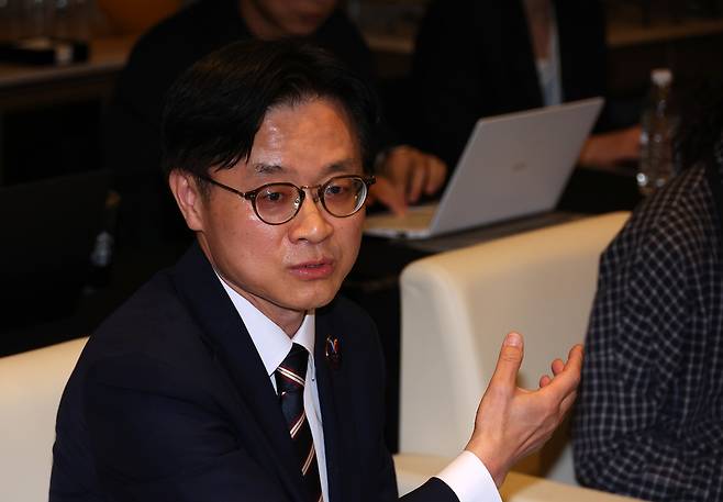 김정관 산업통상자원부 장관이 28일 부산 해운대구 파라다이스호텔에서 기자간담회를 열고 발언하고 있다. [연합]