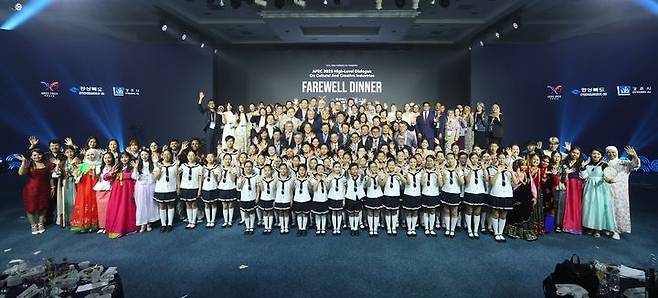 [안동=뉴시스] 27일 경북 경주 힐튼호텔에서 열린 '2025 APEC 문화산업고위급대화' 대표단을 위한 환송 만찬에서 참석자들이 합창단과 기념사진을 찍고 있다. (사진=경북도 제공) 2025.08.28. photo@newsis.com *재판매 및 DB 금지