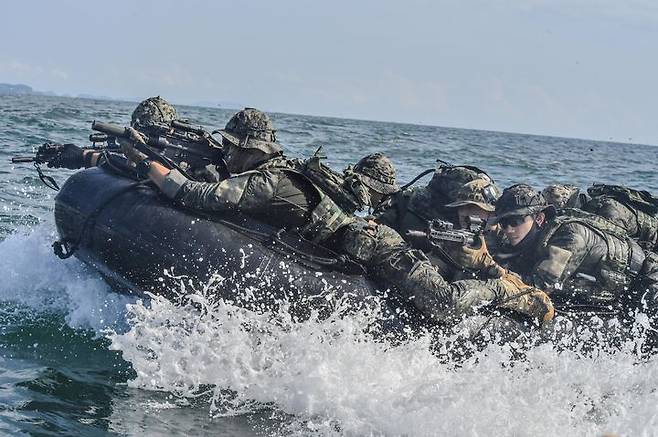 [서울=뉴시스] 육군특수전사령부는 2025년 UFS/TIGER의 일환으로 지난 25일부터 27일까지 충남 태안 안면도 해상훈련장 일대에서 '한미연합 해상침투훈련'을 실시했다.한미연합 특수작전능력 강화를 위해 실시된 이번 훈련에는 한미 장병 40여 명과 미측 F-16전투기 및 UH-60헬기 등이 투입되었다. 사진은 헬기에서 이탈한 특전대원들이 고무보트를 이용해 접안지역으로 접근하는 모습. (사진=육군 제공) 2025.08.28. photo@newsis.com *재판매 및 DB 금지