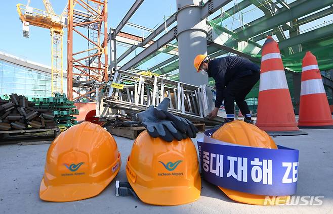 [인천공항=뉴시스] 조성우 기자 = 중대재해처벌법 도입 하루 전인 지난 2022년 1월 26일 오후 인천국제공항 제2터미널 4단계 건설사업 현장에 안전모와 장갑이 놓여 있다. (공동취재사진) 2022.01.26. photo@newsis.com