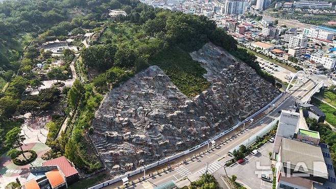 [영동=뉴시스] 연종영 기자 = 28일 드론으로 본 충북 영동군 영동읍 매천리 용두공원 전경. 영동군이 국비·지방비 87억원으로 용두공원 사면보강·경관정비 사업을 벌였는데, 경관 개선 측면에서 부정적 평가가 나온다. 2025.08.28. jyy@newsis.com