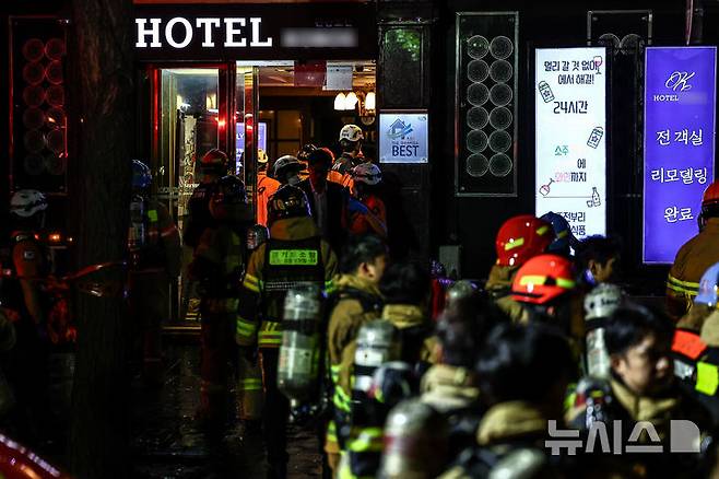 [부천=뉴시스] 김근수 기자 = 지난해 8월 22일 오후 경기 부천시 원미구의 숙박업소에서 화재가 발생한 가운데 소방대원들이 화재현장으로 투입하고 있다. 2024.08.22. ks@newsis.com