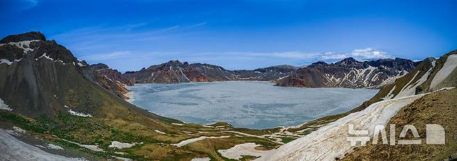 [백두산(중국 지린성)=뉴시스]﻿﻿﻿﻿중국이 백두산 소재지이자 북중 접경지역이 있는 지린성에서 다음 달 1일부터 외국인 관광객을 대상으로 ‘택스리펀(Tax Refund·부가세 환급)’ 제도를 시행한다. 백두산 천지. 2025.08.28