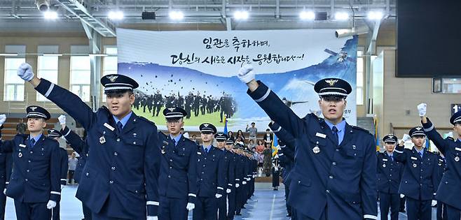 [진주=뉴시스] 공군교육사령부는 28일 사령부 최용덕관에서 제252기 부사관후보생 임관식을 거행했다. 신임부사관들이 공군핵심사치 구호를 제창하고 있다. (사진=공군 제공) 2025.08.28.photo@newsis.com *재판매 및 DB 금지