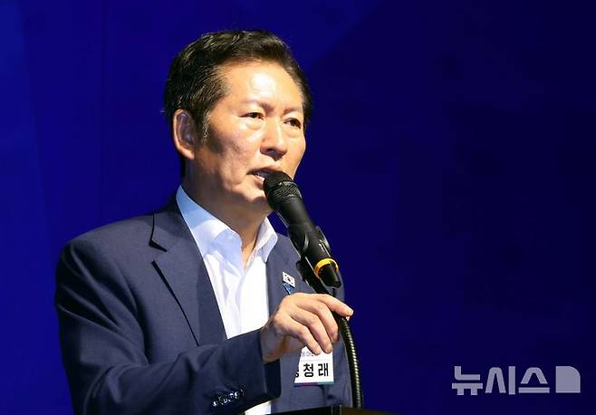 [인천=뉴시스] 조성봉 기자 = 정청래 더불어민주당 대표가 28일 인천 중구 파라다이스시티 컨벤션센터 그랜드볼룸에서 열린 2025년 정기국회 대비 민주당 국회의원 워크숍에서 발언을 하고 있다. 2025.08.28. suncho21@newsis.com