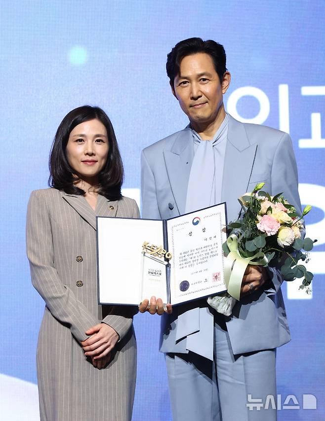 [서울=뉴시스] 황준선 기자 = 김진아 외교부 2차관이 28일 서울 중구 롯데호텔에서 열린 제7회 뉴시스 한류엑스포(2025 K-엑스포)에서 배우 이정재에게 외교부 장관상을 수여한 뒤 기념촬영 하고 있다. 2025.08.28. hwang@newsis.com