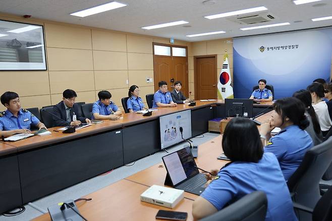 [동해=뉴시스] 동해지방해양경찰청 독서모임인 다독다독 활동 모습.(사진=동해해경청 제공)photo@newsis.com *재판매 및 DB 금지