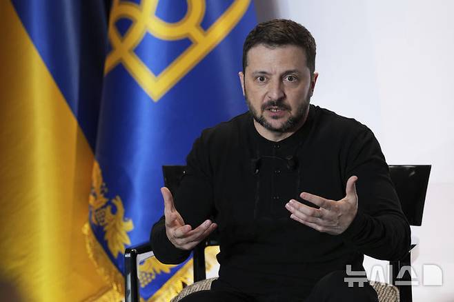 [파리=AP/뉴시스] 볼로디미르 젤렌스키 우크라이나 대통령이 지난 3월 27일(현지 시간) 프랑스 파리에서 열린 우크라이나 동맹국들의 '의지의 연합' 정상회의 후 기자회견하고 있다. (사진=뉴시스DB)