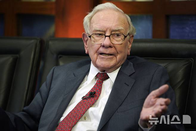[오마하=AP/뉴시스] 사진은 지난 2018년 5월 7일 네브래스카주 오마하에서 열린 폭스비즈니스네트워크(FBN)  프로그램에서 인터뷰 중인 워런 버핏 버크셔 해서웨이 회장. 2025.08.06.