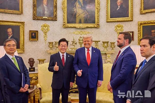 [워싱턴=뉴시스] ﻿﻿﻿﻿이재명 대통령이 최근 방미일정에서 기존 안미경중(安美經中·안보는 미국, 경제는 중국과 협력한다) 입장을 유지하기 어렵다고 언급한데 대해 이 대통령이 미국 측의 불신을 의식해 한 발언이라는 분석이 나왔다. 사진은 이 대통령이 25일(현지 시간) 미국 워싱턴DC 백악관에서 열린 한미 정상회담을 마치고 도널드 트럼프 미국 대통령과 기념촬영을 하는 모습. 2025.08.28