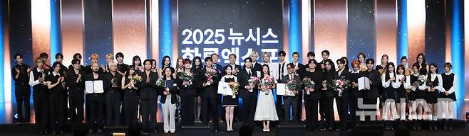 [서울=뉴시스] 김혜진 기자 = 28일 서울 중구 롯데호텔에서 열린 제7회 뉴시스 한류엑스포(2025 K-엑스포)에서 염영남 뉴시스 대표이사와 길기연 서울관광재단 대표이사, 문화체육관광부장관상 수상 배우 겸 가수 아이유 등 각 부문 수상자들이 기념촬영을 하고 있다. 2025.08.28. jini@newsis.com