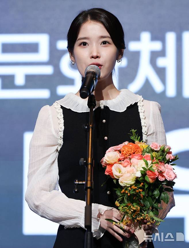 [서울=뉴시스] 황준선 기자 = 배우 겸 가수 아이유가 28일 서울 중구 롯데호텔에서 열린 제7회 뉴시스 한류엑스포(2025 K-엑스포)에서 문화체육관광부 장관상을 수상한 뒤 소감을 밝히고 있다. 2025.08.28. hwang@newsis.com