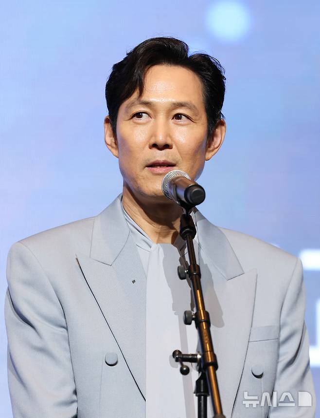 [서울=뉴시스] 황준선 기자 = 배우 이정재가 28일 서울 중구 롯데호텔에서 열린 제7회 뉴시스 한류엑스포(2025 K-엑스포)에서 외교부 장관상을 수상한 뒤 소감을 밝히고 있다. 2025.08.28. hwang@newsis.com