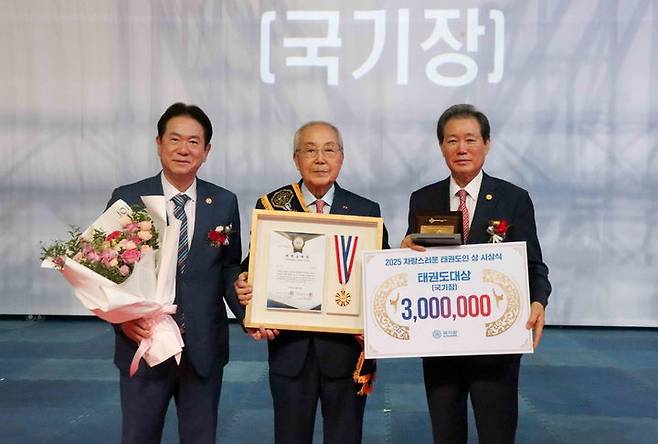 [서울=뉴시스] 태권도 대상(국기장)을 받은 김영태 기술고문(가운데)이 수상 후 기념사진을 촬영하고 있다. (사진 = 국기원 제공) *재판매 및 DB 금지