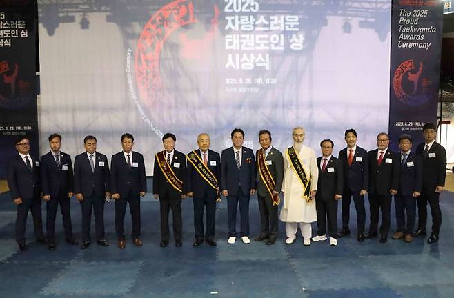 [서울=뉴시스] 자랑스러운 태권도인 상을 수상한 태권도 공로자들과 이동섭 국기원장. (사진 = 국기원 제공) *재판매 및 DB 금지