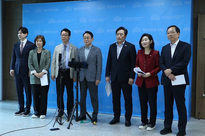 부산 국민의힘 의원들. 왼쪽부터 박성훈, 김미애, 곽규택,김도읍, 정동만,김희정, 조승환 의원. 국민의힘 제공
