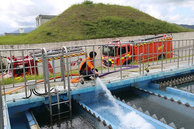 강릉시는 지난 27일부터 연곡정수장에서 물을 담은 뒤 홍제정수장을 채우는 운반급수에 돌입했다. 강릉소방서 제공