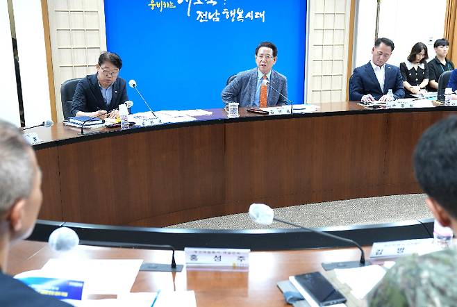 김영록 전라남도지사가 28일 도청에서 '2025 명량대첩축제 추진상황 보고회'를 주재하고 있다. 전라남도 제공