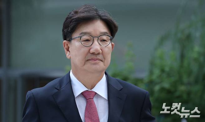 통일교로부터 불법 정치자금을 수수한 의혹을 받는 권성동 국민의힘 의원이 27일 오전 서울 종로구 KT광화문빌딩에 마련된 김건희 특검팀(특별검사 민중기) 사무실에 피의자 신분으로 조사를 받기 위해 출석하고 있다. 류영주 기자