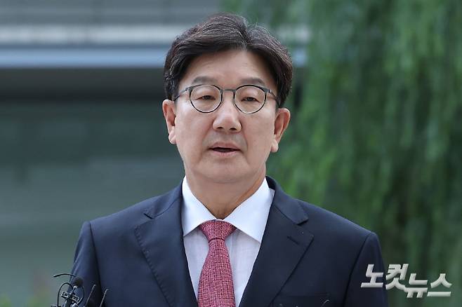통일교로부터 불법 정치자금을 수수한 의혹을 받는 권성동 국민의힘 의원이 27일 오전 서울 종로구 KT광화문빌딩에 마련된 김건희 특검팀(특별검사 민중기) 사무실에 피의자 신분으로 조사를 받기 위해 출석하고 있다. 류영주 기자