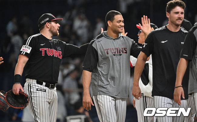 [OSEN=창원, 이석우 기자] 27일 창원NC파크에서 2025 신한 SOL 뱅크 KBO 리그 NC 다이노스와 LG 트윈스의 경기가 열렸다. 홈팀 NC는 신영우가, 방문팀 LG는 치리노스가 선발 출전했다. LG 트윈스 염경엽 감독이 NC 다이노스에 10-1로 승리한 후 치리노스, 오스틴과 하이파이브를 하고 있다. 2025.08.27 / foto0307@osen.co.kr