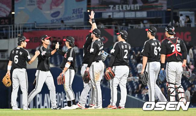 [OSEN=창원, 이석우 기자] 27일 창원NC파크에서 2025 신한 SOL 뱅크 KBO 리그 NC 다이노스와 LG 트윈스의 경기가 열렸다. 홈팀 NC는 신영우가, 방문팀 LG는 치리노스가 선발 출전했다. LG 트윈스 선수들이 NC 다이노스에 10-1로 승리한 후 기쁨을 나누고 있다. 2025.08.27 / foto0307@osen.co.kr