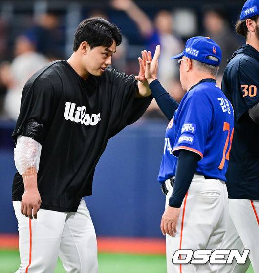 [OSEN=고척, 박준형 기자] 프로야구 한화 이글스가 부상에서 돌아온 문동주의 데뷔 첫 10승 호투에 힘입어 4연승을 달렸다. 고척 원정에서 8전 전승 행진까지 이어갔다.한화는 27일 서울 고척스카이돔에서 열린 2025 신한 SOL Bank KBO리그 키움 히어로즈와의 원정경기를 3-1로 승리했다.&nbsp;경기종료 후 데뷔 첫 10승 달성한 한화 문동주가 김경문 감독과 하이파이브를 하고 있다.  2025.08.27 / soul1014@osen.co.kr