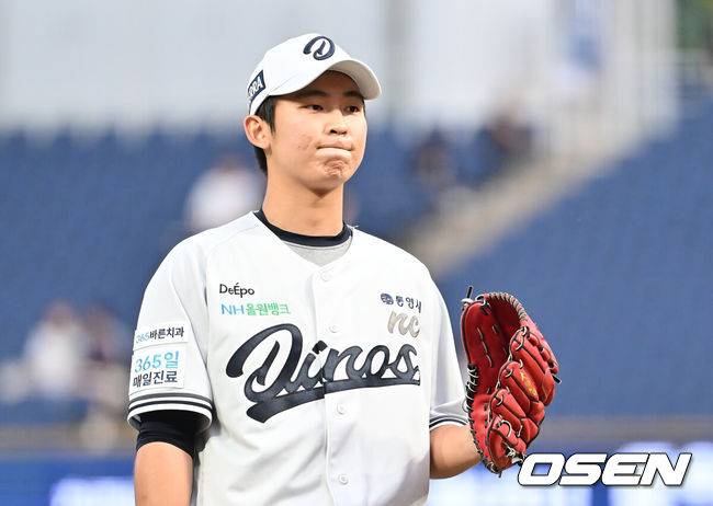 [OSEN=창원, 이석우 기자] 27일 창원NC파크에서 2025 신한 SOL 뱅크 KBO 리그 NC 다이노스와 LG 트윈스의 경기가 열렸다. 홈팀 NC는 신영우가, 방문팀 LG는 치리노스가 선발 출전했다. NC 다이노스 선발투수 신영우가 1회초 1사 2루 LG 트윈스 오스틴에게 좌월 2점 홈런을 맞고 아쉬워하고 있다. 2025.08.27 / foto0307@osen.co.kr