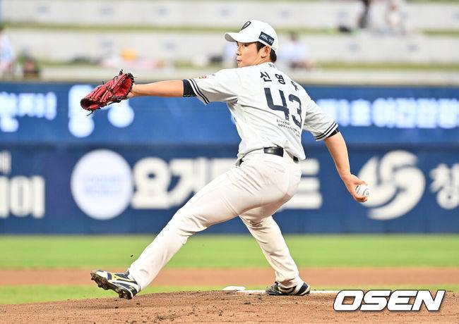 [OSEN=창원, 이석우 기자] 27일 창원NC파크에서 2025 신한 SOL 뱅크 KBO 리그 NC 다이노스와 LG 트윈스의 경기가 열렸다. 홈팀 NC는 신영우가, 방문팀 LG는 치리노스가 선발 출전했다. NC 다이노스 선발투수 신영우가 역투하고 있다. 2025.08.27 / foto0307@osen.co.kr