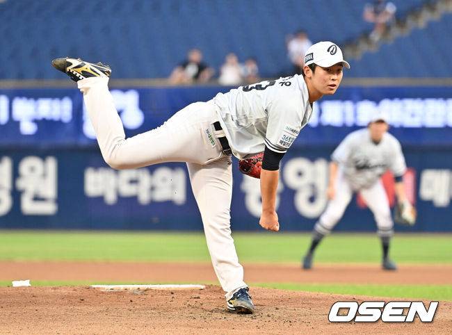 [OSEN=창원, 이석우 기자] 27일 창원NC파크에서 2025 신한 SOL 뱅크 KBO 리그 NC 다이노스와 LG 트윈스의 경기가 열렸다. 홈팀 NC는 신영우가, 방문팀 LG는 치리노스가 선발 출전했다. NC 다이노스 선발투수 신영우가 역투하고 있다. 2025.08.27 / foto0307@osen.co.kr