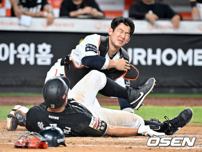 [OSEN=대전, 민경훈 기자] 7일 대전 한화생명볼파크에서 ‘2025 신한 SOL Bank KBO리그’ 한화 이글스와 KT 위즈의 경기가 열렸다.홈팀 한화는 와이스, KT는 고영표를 선발로 내세웠다.8회초 무사 주자 1,2루 KT 김상수의 우중간 2루타때 KT 황재균의 홈쇄도 당시 충돌한 한화 최재훈이 고통을 호소하고 있다. 2025.08.07 / rumi@osen.co.kr