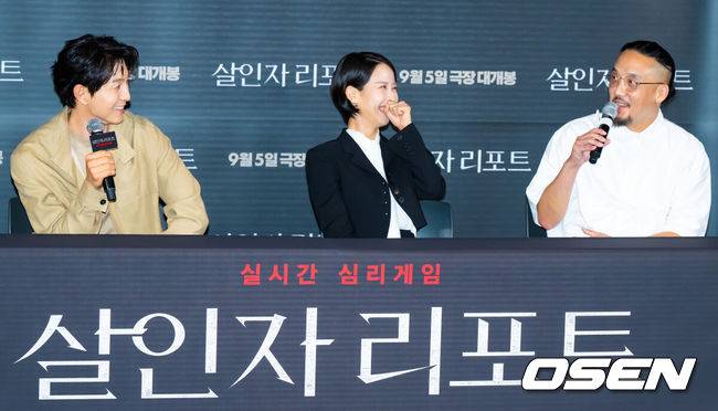 [OSEN=박준형 기자]  28일 오후 서울 용산아이파크몰 내 용산 CGV에서 영화 '살인자 리포트' 언론시사회가 진행됐다.영화 ‘살인자 리포트’는 특종에 목마른 베테랑 기자 선주(조여정)에게 정신과 의사 영훈(정성일)이 연쇄살인을 고백하는 인터뷰를 요청하면서 벌어지는 이야기다.배우 정성일의 답변에 조영준 감독이 반응하고 있다.   2025.08.28 / soul1014@osen.co.kr