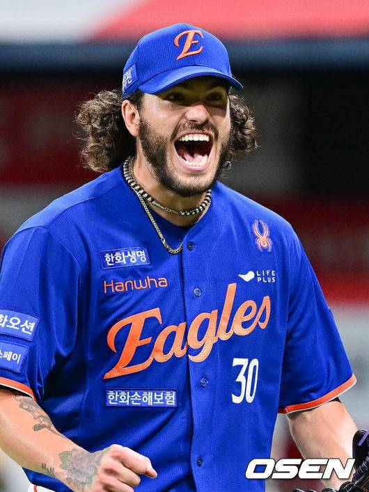 [OSEN=고척, 박준형 기자] 28일 오후 서울 고척스카이돔에서 ‘2025 신한 SOL BANK KBO리그’ 키움 히어로즈와 한화 이글스의 경기가 진행됐다.이날 키움은 하영민을, 한화는 폰세를 선발투수로 내세웠다.5회말 1사 만루 키움 카디네스를 내야땅볼 잡은 한화 선발투수 폰세가 환호하고 있다.  2025.08.28 / soul1014@osen.co.kr