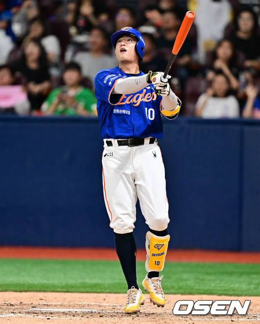 [OSEN=고척, 박준형 기자] 28일 오후 서울 고척스카이돔에서 ‘2025 신한 SOL BANK KBO리그’ 키움 히어로즈와 한화 이글스의 경기가 진행됐다.이날 키움은 하영민을, 한화는 폰세를 선발투수로 내세웠다.4회초 1사 1루 한화 이진영이 2점 홈런을 날리고 있다.  2025.08.28 / soul1014@osen.co.kr