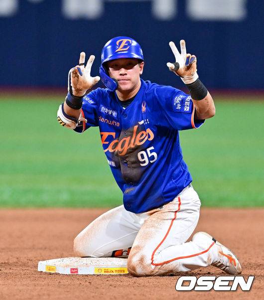 [OSEN=고척, 박준형 기자] 28일 오후 서울 고척스카이돔에서 ‘2025 신한 SOL BANK KBO리그’ 키움 히어로즈와 한화 이글스의 경기가 진행됐다.이날 키움은 하영민을, 한화는 폰세를 선발투수로 내세웠다.5회초 한화 선두타자 황영묵이 2루타를 날린뒤 세리머니를 하고 있다.  2025.08.28 / soul1014@osen.co.kr