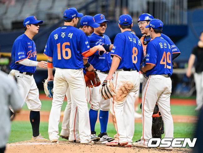 [OSEN=고척, 박준형 기자] 프로야구 한화 이글스가 올 시즌 고척 원정 9경기를 모두 승리로 마치며 1위 추격을 이어갔다. 에이스 코디 폰세는 메이저리그 11개 구단 스카우트들이 지켜보는 앞에서 개막 16연승을 질주했다.&nbsp;한화는 28일 서울 고척스카이돔에서 열린 2025 신한 SOL Bank KBO리그 키움 히어로즈와의 원정경기를 9-3으로 승리했다.&nbsp;경기종료 후 한화 선수들이 승리의 기쁨을 나누고 있다.  2025.08.28 / soul1014@osen.co.kr