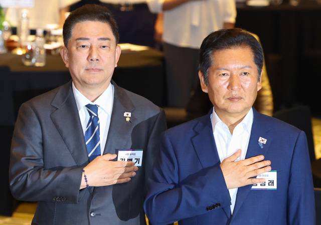 ▲더불어민주당 정청래 대표(오른쪽)와 김병기 원내대표가 28일 인천시 중구 파라다이스시티 컨벤션에서 열린 민주당 의원단 워크숍에서 국기에 경례하고 있다. ⓒ연합뉴스
