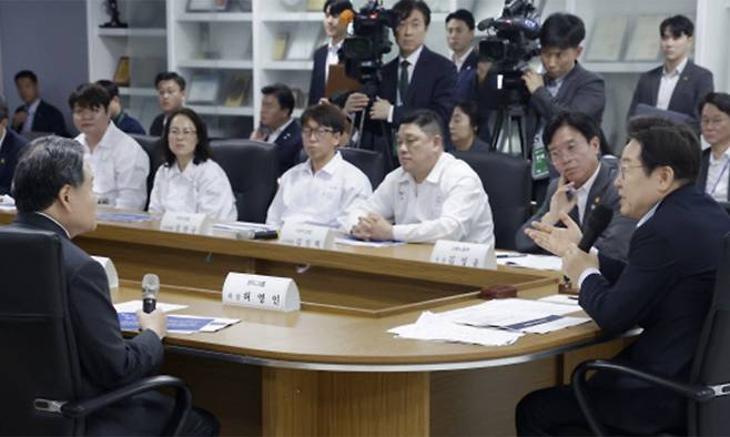 이재명 대통령이 지난달 25일 경기 시흥시 SPC 삼립 시흥 공장에서 열린 산업재해 근절 현장 노사간담회에서 허영인 SPC그룹 회장(왼쪽)과 논의하고 있다. 대통령실통신사진기자단