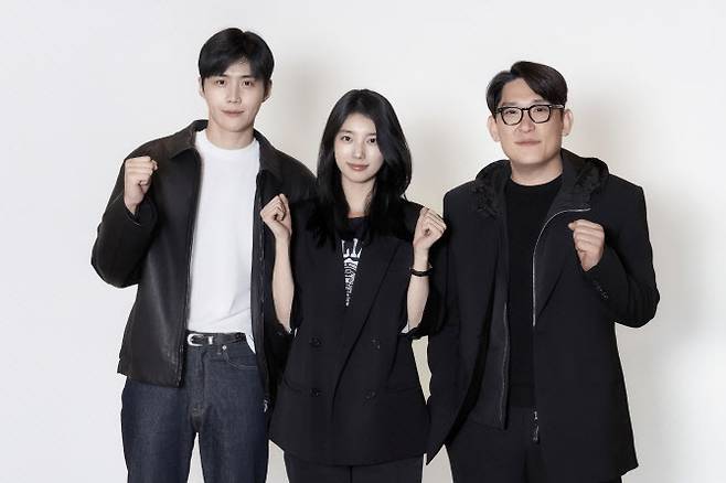 배우 김선호와 수지 그리고 한채림 감독. 디즈니+ 제공