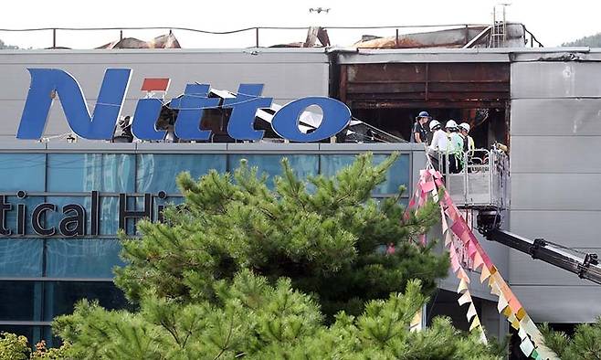 28일 경북 구미시 한국옵티칼하이테크 공장에서 박정혜 수석부지회장(금속노조 한국옵티칼하이테크지회)이 고용승계를 요구하며 599일째 고공농성을 이어가는 가운데 더불어민주당 정청래 대표가 현장을 찾아 얘기를 나누고 있다. 연합뉴스