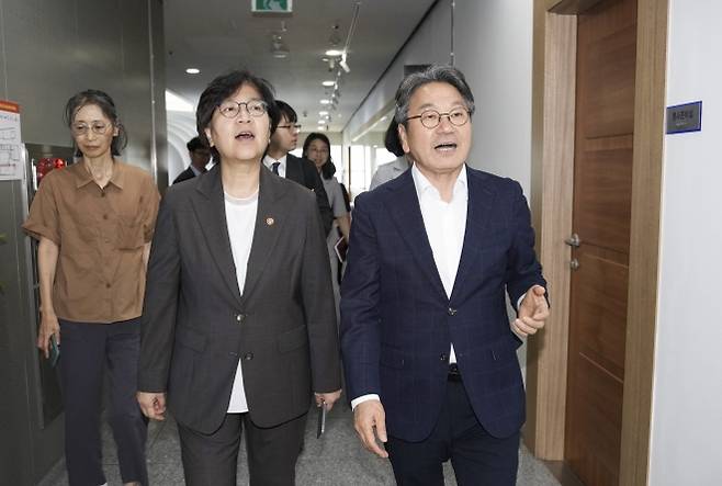 강 시장이 지난 6일 오후 광주다움 통합돌봄 정책 현장간담회 참석을 위해 시청을 방문한 정은경 보건복지부 장관과 함께 이동하고 있다. 광주광역시 제공