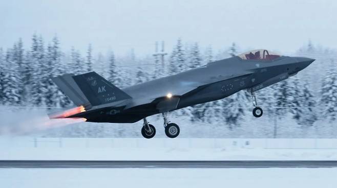 알래스카 에일슨 공군기지 제354전투비행단 소속 F-35A 전투기. 사진은 사고 기체와 동일 기종이다. 미 공군 제공