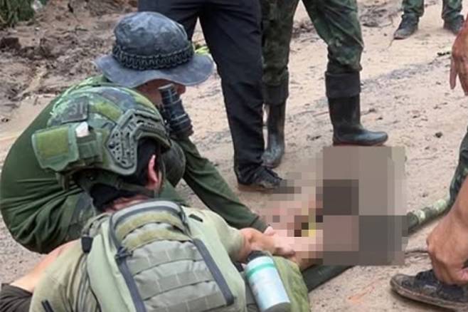 태국 수린주 국경 지대에서 순찰 임무 중 지뢰를 밟아 중상을 입은 병사를 동료들이 긴급 구조하고 있다. 사진=태국군(Army Military Force) 페이스북/방콕포스트