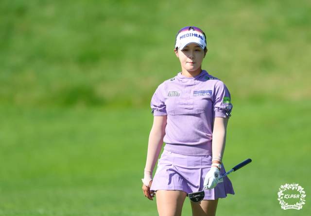 퍼팅을 마치고 이동하고 있는 박현경. 사진 제공=KLPGA