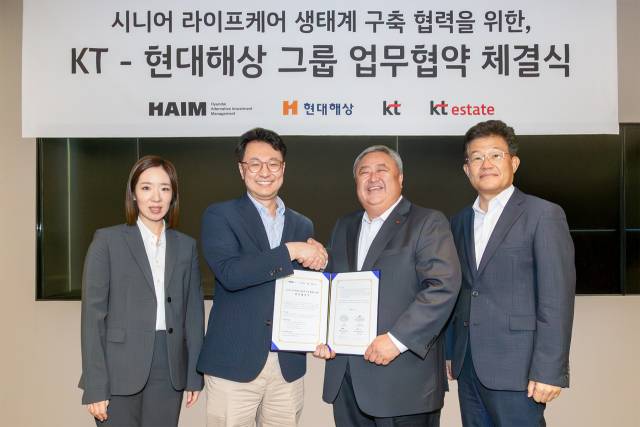 정규완(왼쪽 두 번째부터) 현대해상 기획관리부문장과 이현석 KT 부사장이 27일 서울 종로구 KT 사옥에서 열린 업무협약 체결식에 참석해 악수하고 있다. 사진 제공=KT
