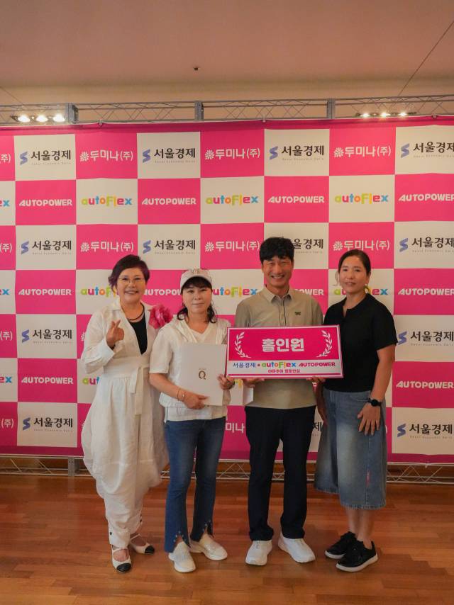정두나(왼쪽) 두미나 대표가 홀인원을 터뜨린 참가자들과 기념 촬영을 하고 있다. 왼쪽 두 번째부터 김세연, 황용진, 김재심씨.