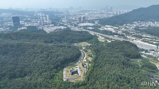 서울시 경계 내에 있는 유일한 화장장인 서초구 원지동 서울추모공원. 설립 당시 서울 강남권 주민들의 격한 반대에 직면했다. 이곳은 최근 화장로를 증설하며 수요 증가에 대응하고 있다. ⓒ시사IN 이명익