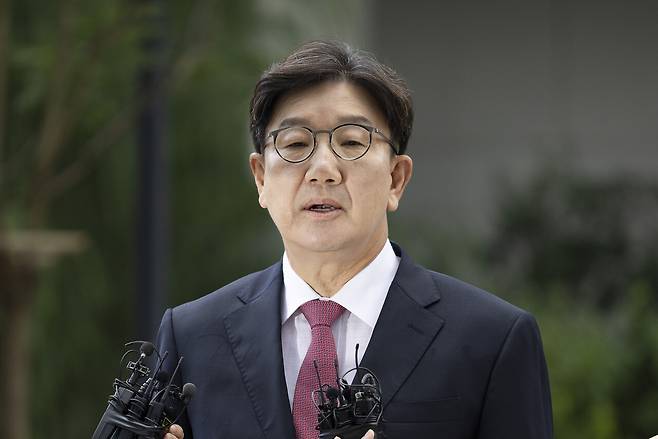 8월27일 김건희 특검팀에 피의자 신분으로 출석한 권성동 국민의힘 의원이 취재진의 질문에 답하고 있다. ⓒ시사IN 이명익