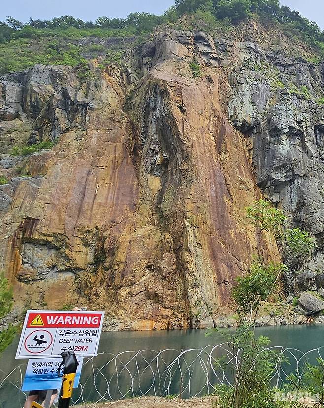 대구 달성군 가창면 폐채석장 저수지 앞에 철조망과 위험 안내판이 설치돼 있다. 폐채석장 저수지 수심은 29m인데다 최근 지역 환경단체가 암벽 붕괴 위험까지 체기한 곳이다. ⓒ시사저널
