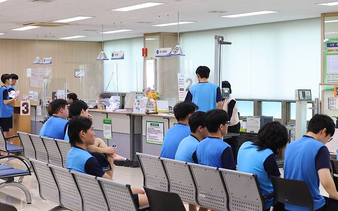 지난 1월 인천 미추홀구 인천지방병무청에서 열린 2025년도 첫 병역(입영)판정검사에서 검사 대상자들이 신체검사를 받고 있다.